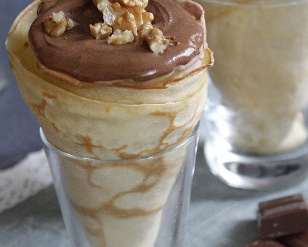 Cornets de crêpes chantilly au chocolat, poires et noix