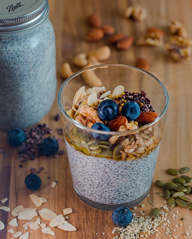 Petit déjeuner léger recette de graines de chia accompagnées d’une boisson végétale et de fruits secs