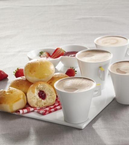 Pains au lait moelleux cœur de confiture à la fraise fromage blanc au coulis de fraise accompagné de son Ricoré Latte Pains au lait moelleux cœur de confiture à la fraise fromage blanc au coulis de fraise accompagné de son Ricoré Latte