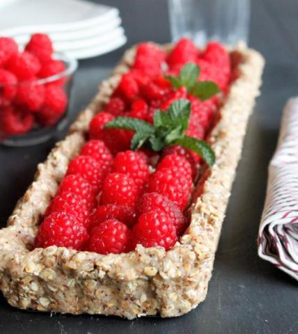 Tarte sans cuisson noisettes framboises