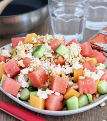 Salade melon, concombre, feta pastèque aux pignons grillés et Arome Salade melon, concombre, feta pastèque aux pignons grillés et Arome