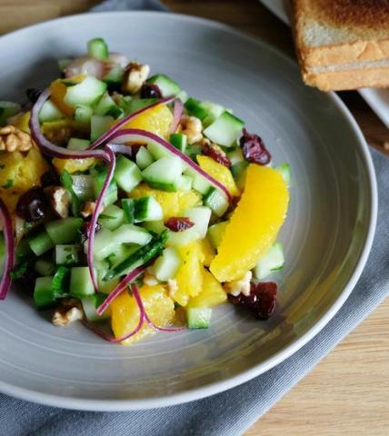 Salade de concombre, orange et noix
