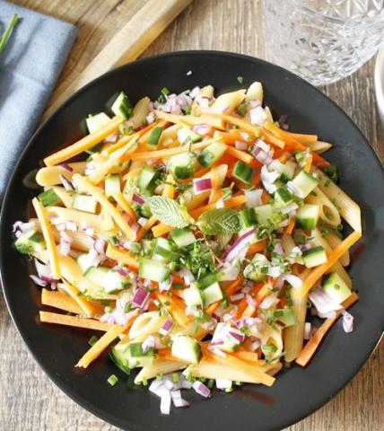 Salade de penne carotte, menthe, concombre et petits lardons