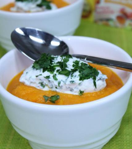 Crème de carottes, quenelle de chèvre frais persillée