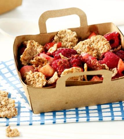 Crumble de céréales FITNESS, fraises et compotée de fruits