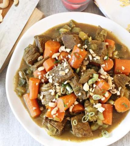 Curry de boeuf aux carottes et noix de cajou