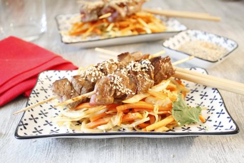 Brochettes de boeuf marinées miel et sésame aux légumes croquants Brochettes de boeuf marinées miel et sésame aux légumes croquants