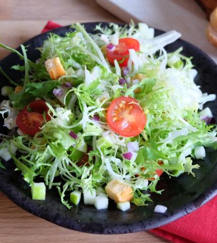 Salade frisée, pomme, tomates et croûtons