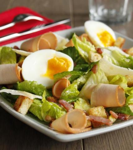 Salade César, émincés de poulet et petites allumettes