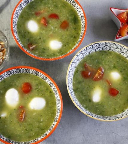 Velouté glacé courgettes basilic billes de mozzarella