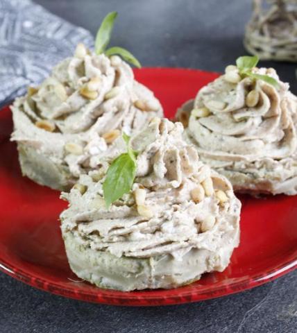 Artichauts, fromage frais et olives