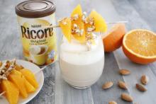 Boisson Ricoré et chantilly amande, brochette d'orange Boisson Ricoré et chantilly amande, brochette d'orange