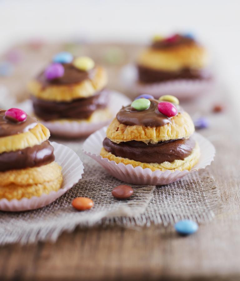 Choux feuilletés, crème au chocolat au lait et Smarties Choux feuilletés, crème au chocolat au lait et Smarties