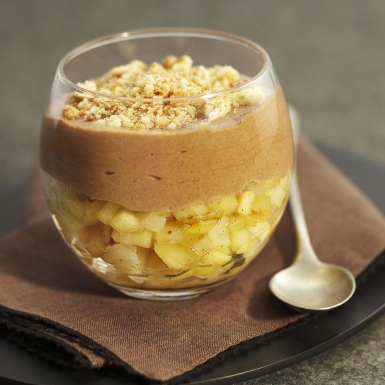 Compotée de fruits et mousse au chocolat croustillante Compotée de fruits et mousse au chocolat croustillante