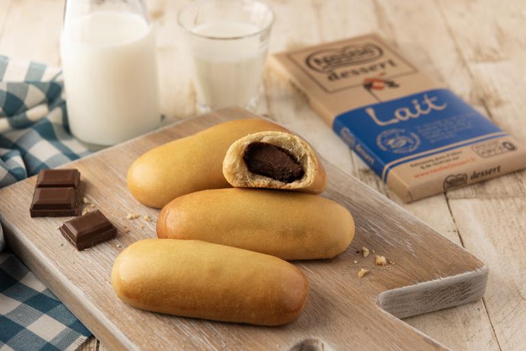 Pain au lait avec barre de chocolat au lait