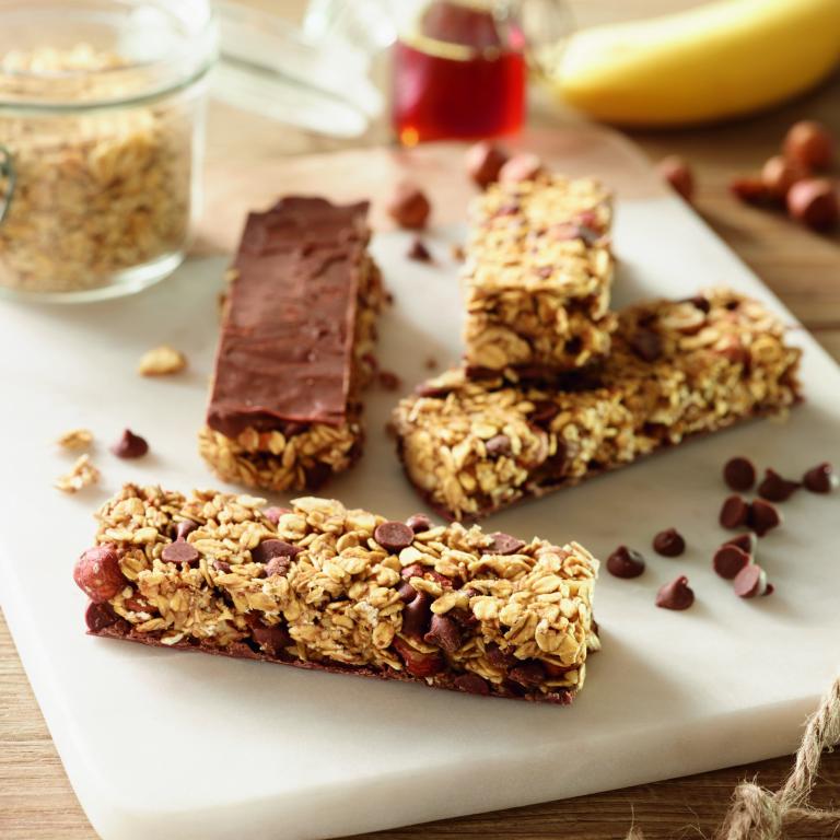 Barres de céréales à l'avoine, noisettes, banane et pépites de chocolat Barres de céréales à l'avoine, noisettes, banane et pépites de chocolat