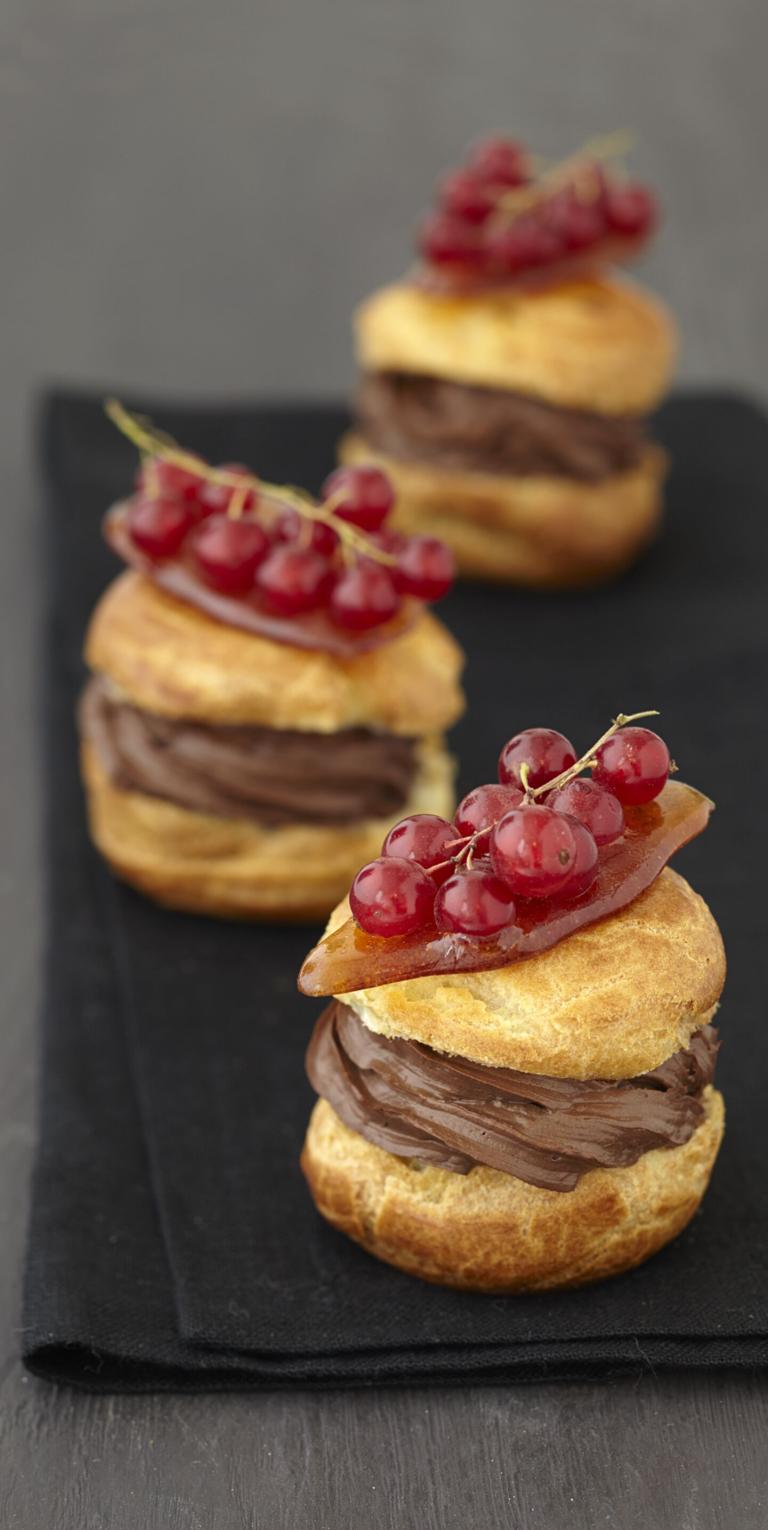 Choux caramélisés mousse au chocolat corsé et groseilles