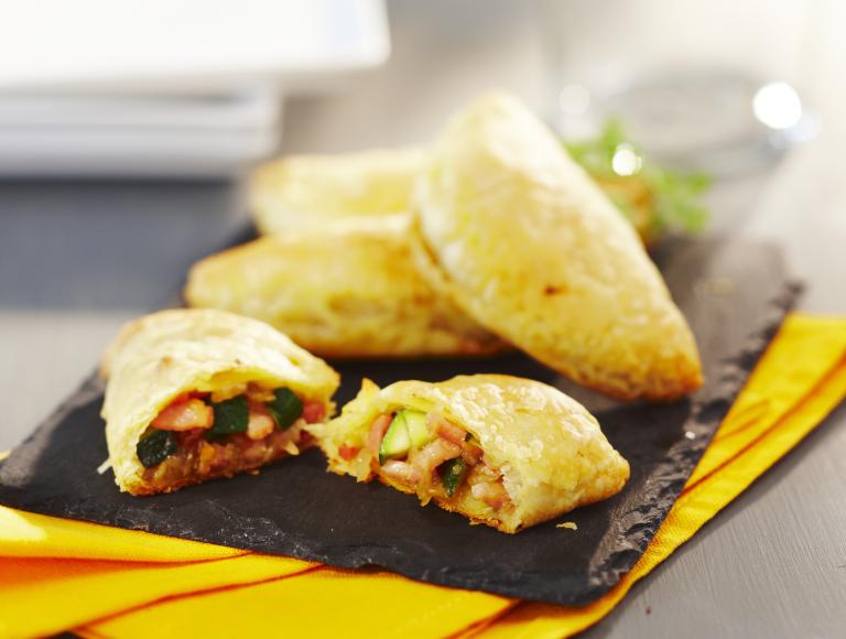 Chaussons aux courgettes, oignon et allumettes Chaussons aux courgettes, oignon et allumettes