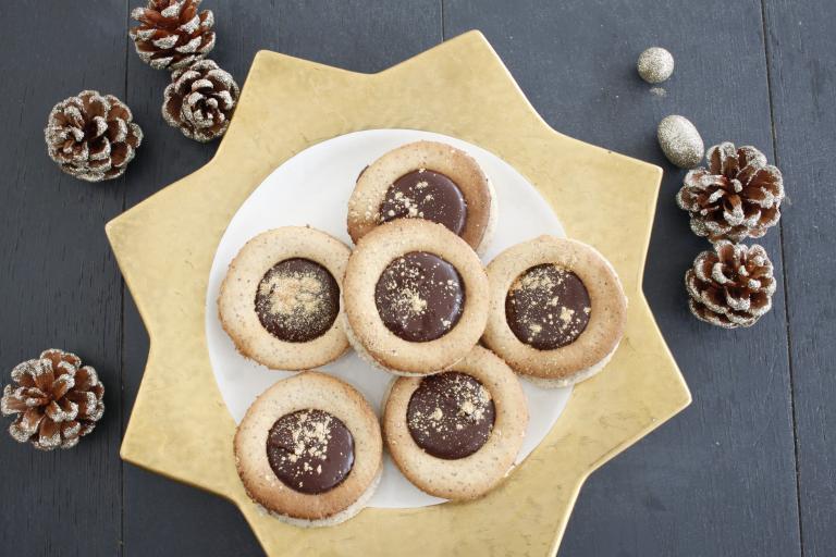 Sablés de Noël noisette coeur de ganache chocolat vegan Sablés de Noël noisette coeur de ganache chocolat vegan