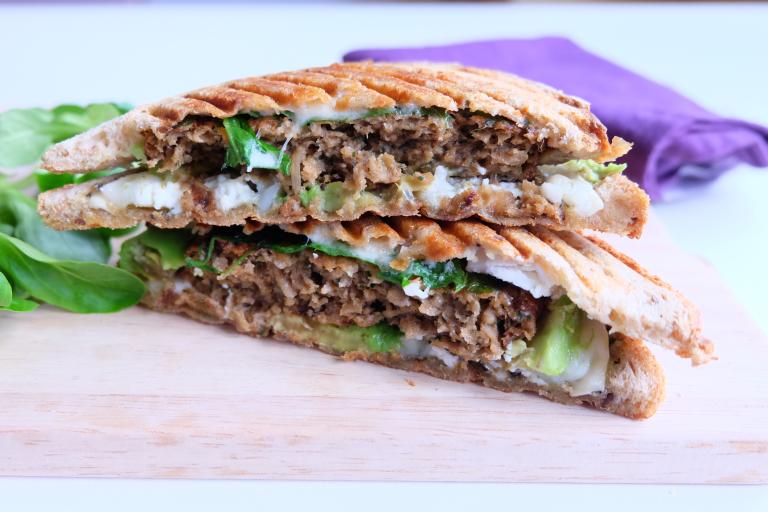 Croque végétarien chèvre, épinards, avocat et mozzarella Croque végétarien chèvre, épinards, avocat et mozzarella
