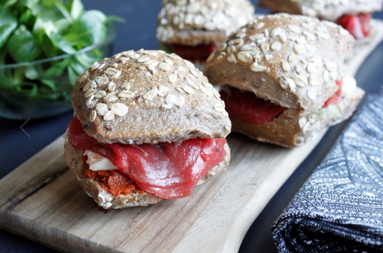 Sandwich au boeuf, tomates séchées, feta et crème de vinaigre balsamique Sandwich au boeuf, tomates séchées, feta et crème de vinaigre balsamique