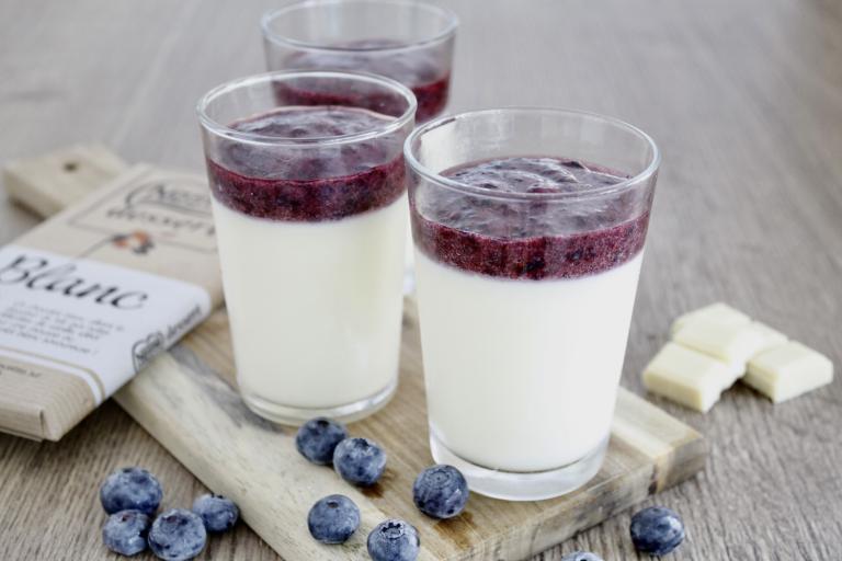 Panna Cotta au chocolat blanc et coulis de myrtille Panna Cotta au chocolat blanc et coulis de myrtille