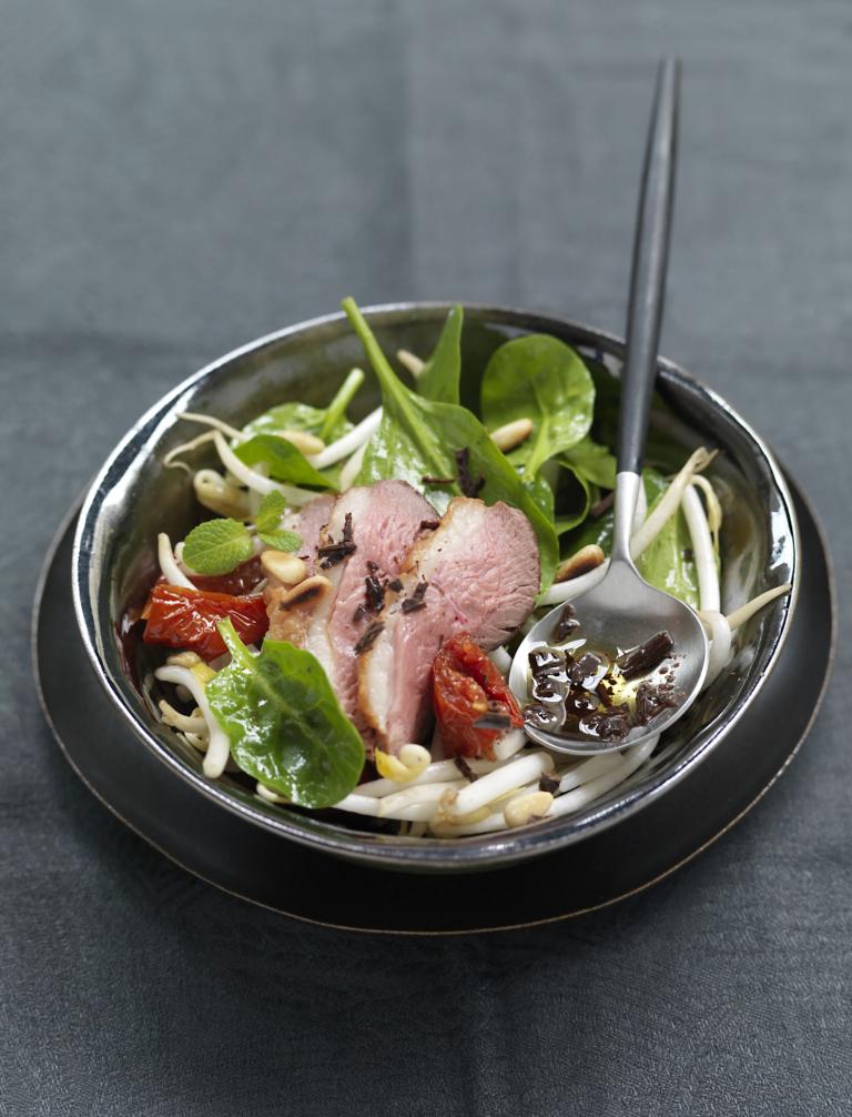 Salade de magret de canard roti, vinaigrette au chocolat Salade de magret de canard roti, vinaigrette au chocolat