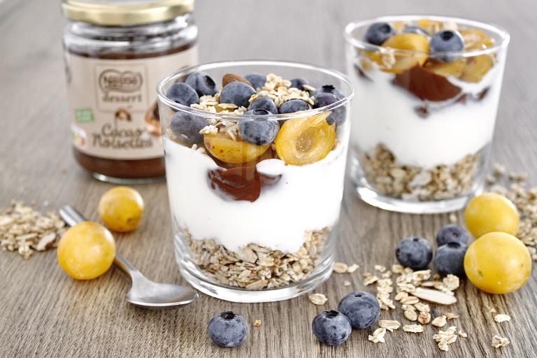 Verrine de muesli fromage blanc, pâte à tartiner mirabelles myrtilles