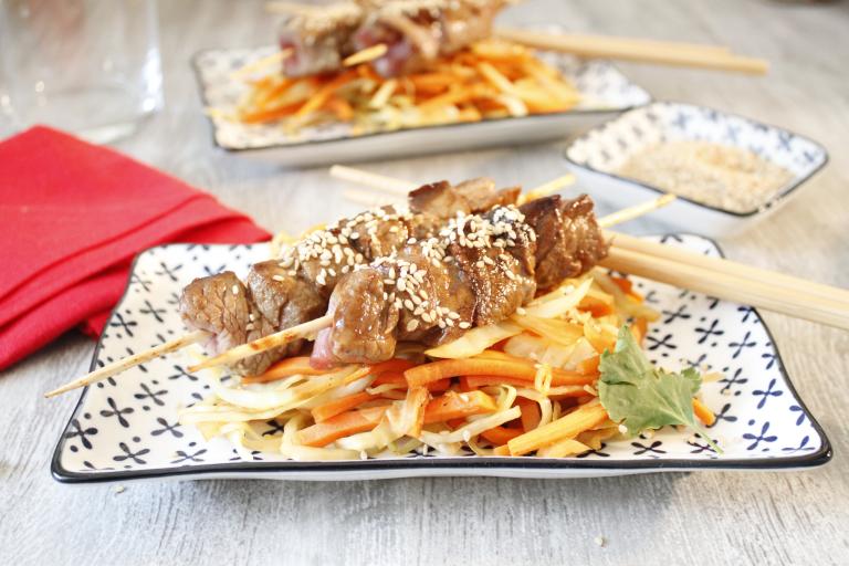 Brochettes de boeuf marinées miel et sésame aux légumes croquants Brochettes de boeuf marinées miel et sésame aux légumes croquants