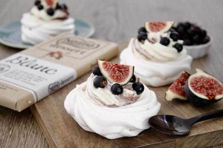 Mini pavlovas à la mousse au chocolat blanc et aux fruits d'automne