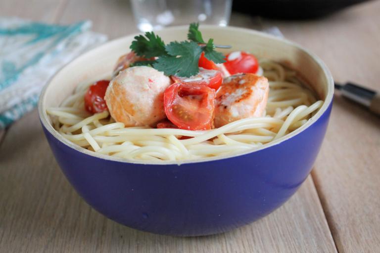 Spaghetti au saumon, tomates et crème Spaghetti au saumon, tomates et crème