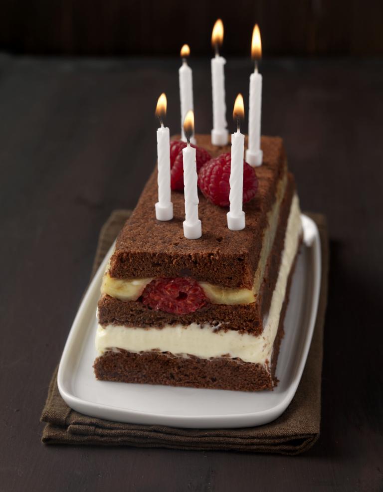 Gateau framboises et bananes poelees, mousse au chocolat blanc Gateau framboises et bananes poelees, mousse au chocolat blanc