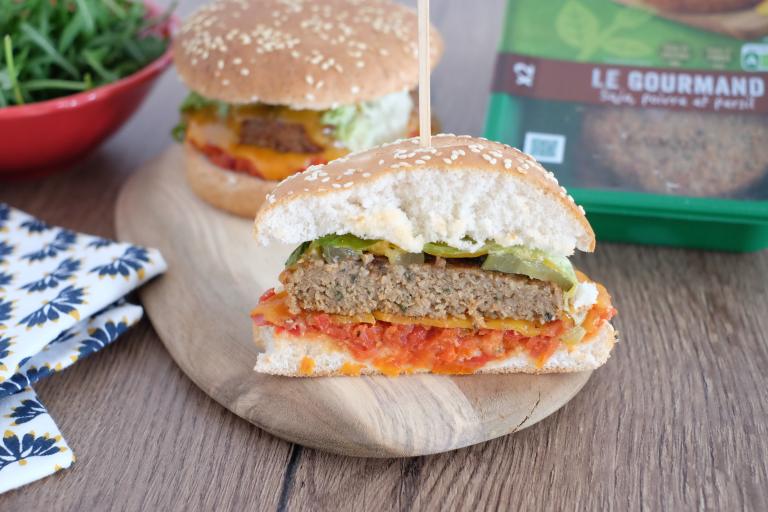 Burger veggie cornichon cheddar sauce aux tomates confites maison Burger veggie cornichon cheddar sauce aux tomates confites maison