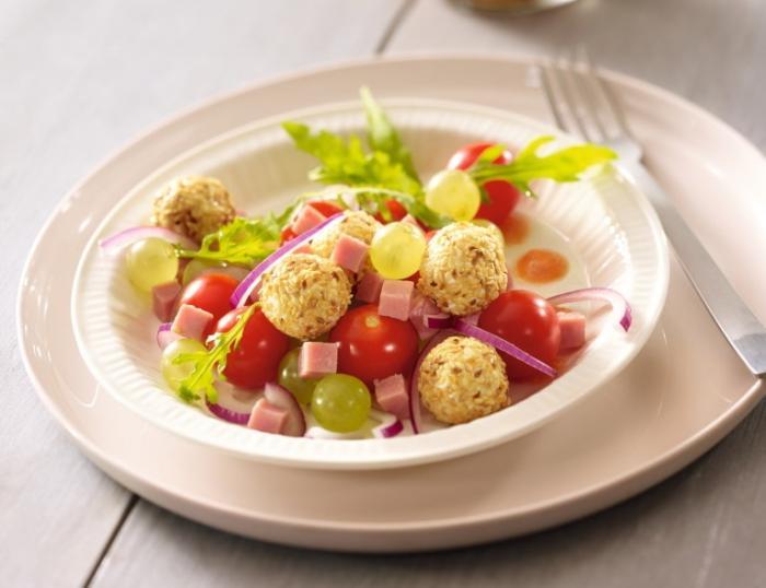 Salade raisins tomates cerises et billes de chèvre aux noisettes Salade raisins tomates cerises et billes de chèvre aux noisettes