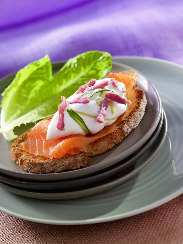 Tartine au saumon fume, allumettes de lardons et chantilly de courgettes Tartine au saumon fume, allumettes de lardons et chantilly de courgettes