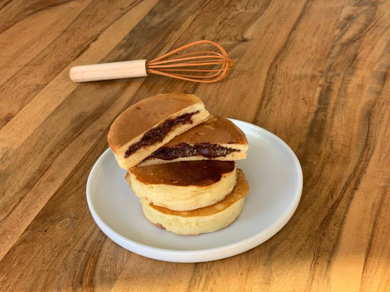 Pancakes fourrés à la pâte à tartiner Pancakes fourrés à la pâte à tartiner