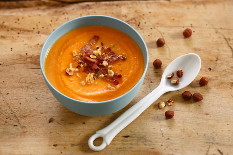 Velouté de potiron, lardons et noisettes grillées Velouté de potiron, lardons et noisettes grillées
