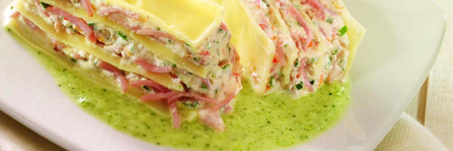 Terrine de pâte lasagnes au râpé de jambon, fromage de chèvre, coulis de courgettes Terrine de pâte lasagnes au râpé de jambon, fromage de chèvre, coulis de courgettes