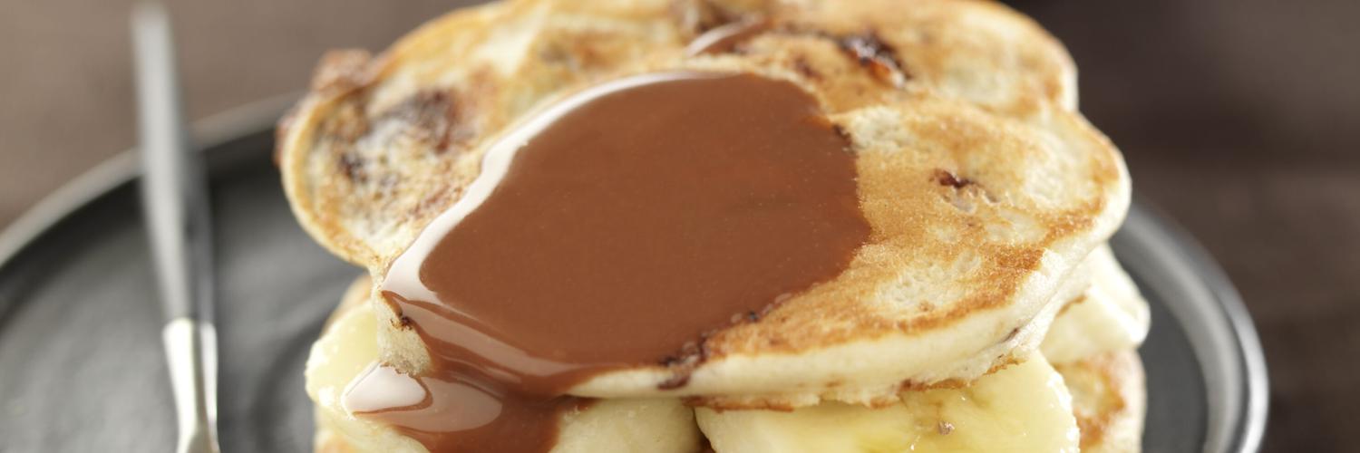 Pancakes a la banane et coulis choco caramel Pancakes a la banane et coulis choco caramel