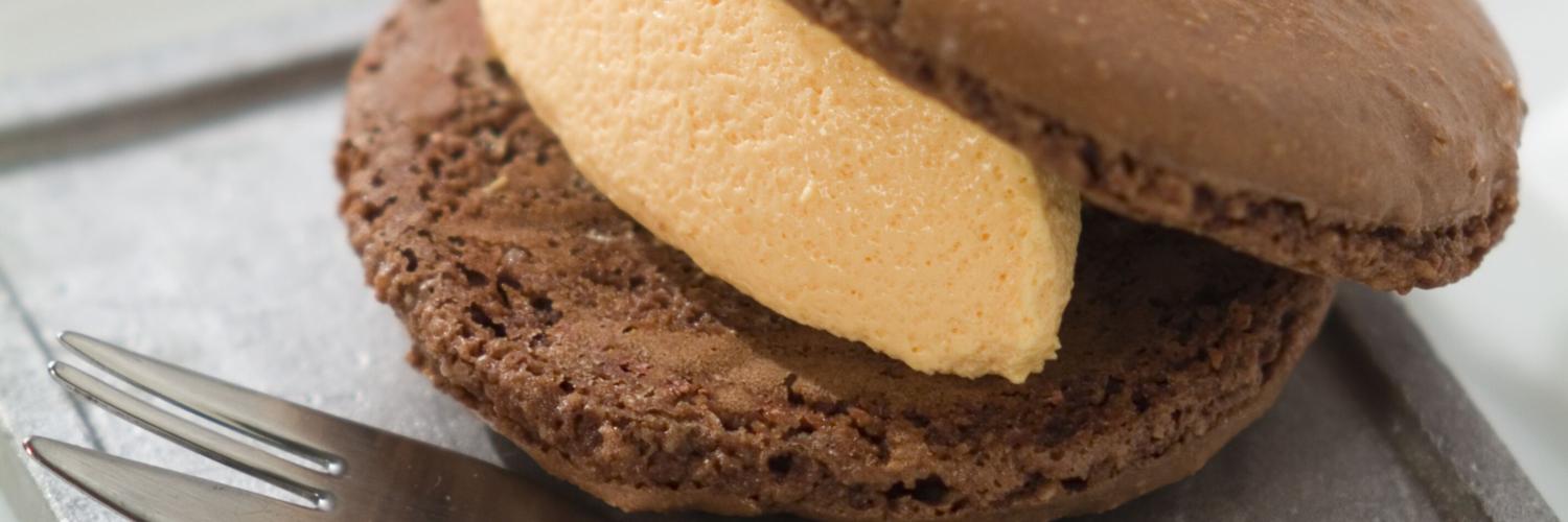 Macarons au chocolat, mousse de clementine Macarons au chocolat, mousse de clementine