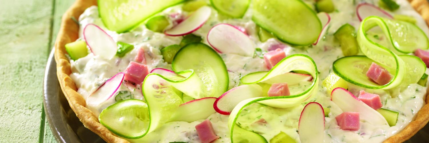 Tarte au fromage blanc, concombre et dés de jambon, façon tzatziki Tarte au fromage blanc, concombre et dés de jambon, façon tzatziki