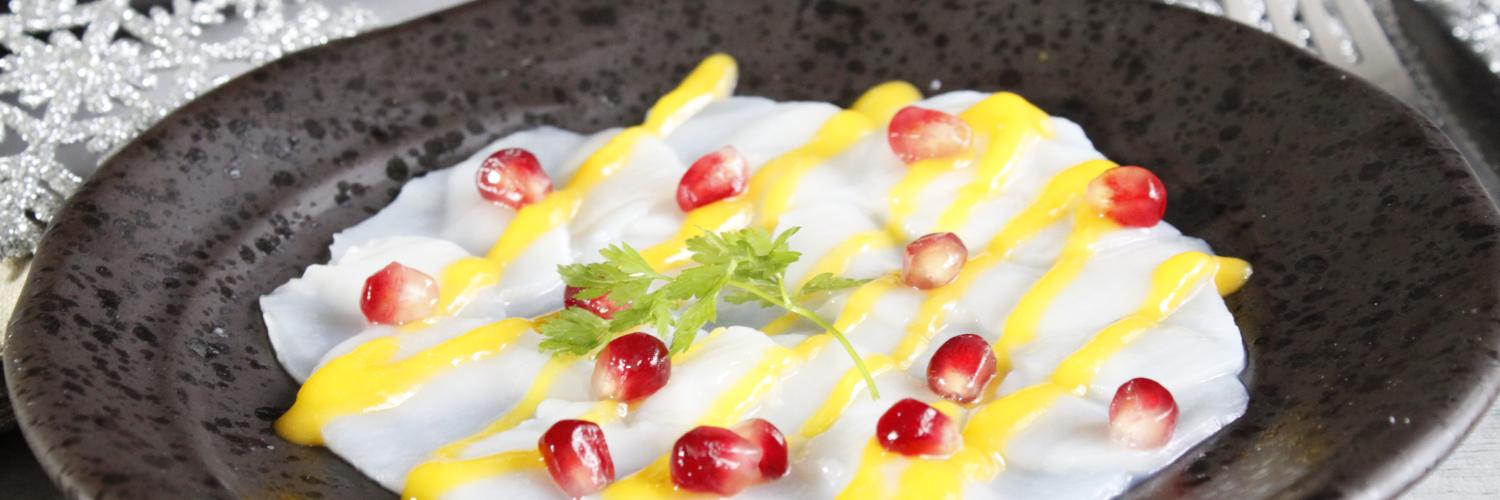 Carpaccio de Saint Jacques, coulis de mangue et grenade Carpaccio de Saint Jacques, coulis de mangue et grenade