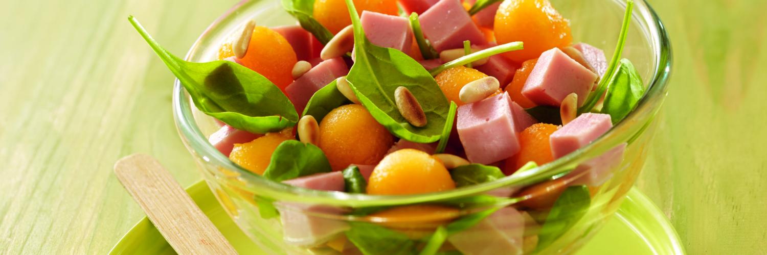 Salade de pousses d’épinards, aux dés de jambon, billes de melon Salade de pousses d’épinards, aux dés de jambon, billes de melon
