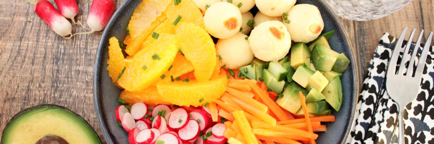 Buddha bowl 3 céréales, poivrons avocat oranges Buddha bowl 3 céréales, poivrons avocat oranges