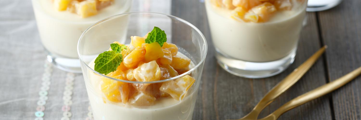 Panna cotta à la cardamome et ananas rôti Panna cotta à la cardamome et ananas rôti