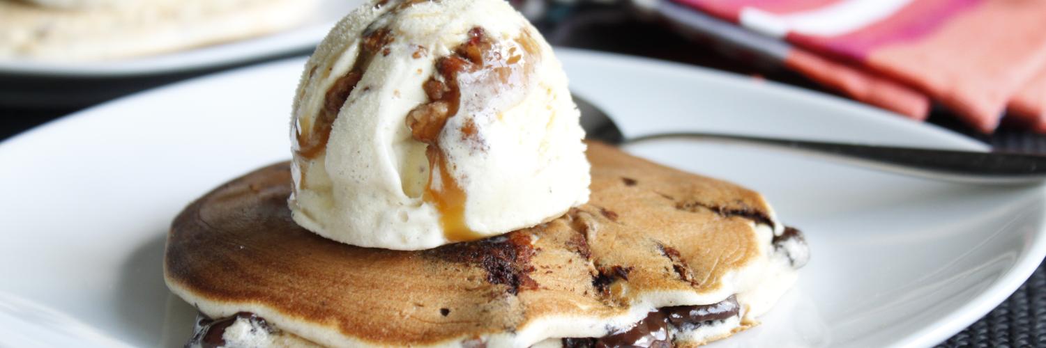 Pancakes aux pépites de chocolat glace vanille pecan Pancakes aux pépites de chocolat glace vanille pecan