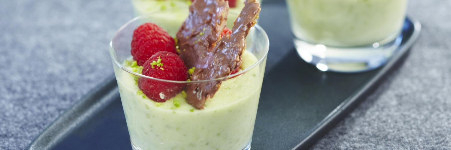 Crème de pistaches, framboises et croustillant de chocolat Crème de pistaches, framboises et croustillant de chocolat