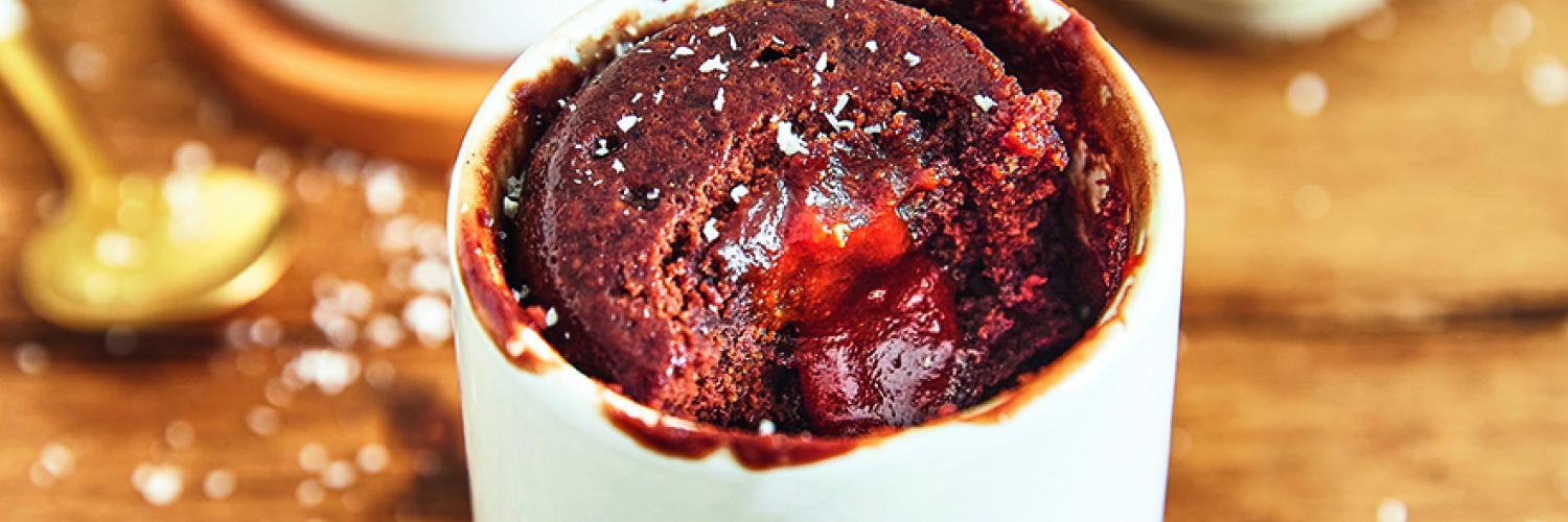 Mini-mug cakes chocolat noir, noix de coco et cœur caramel de coco Mini-mug cakes chocolat noir, noix de coco et cœur caramel de coco