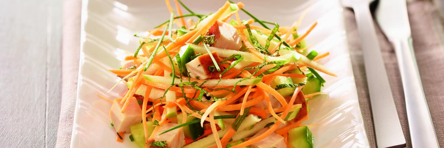 Salade de carottes râpées, pomme vertes aux Dés de jambon Salade de carottes râpées, pomme vertes aux Dés de jambon