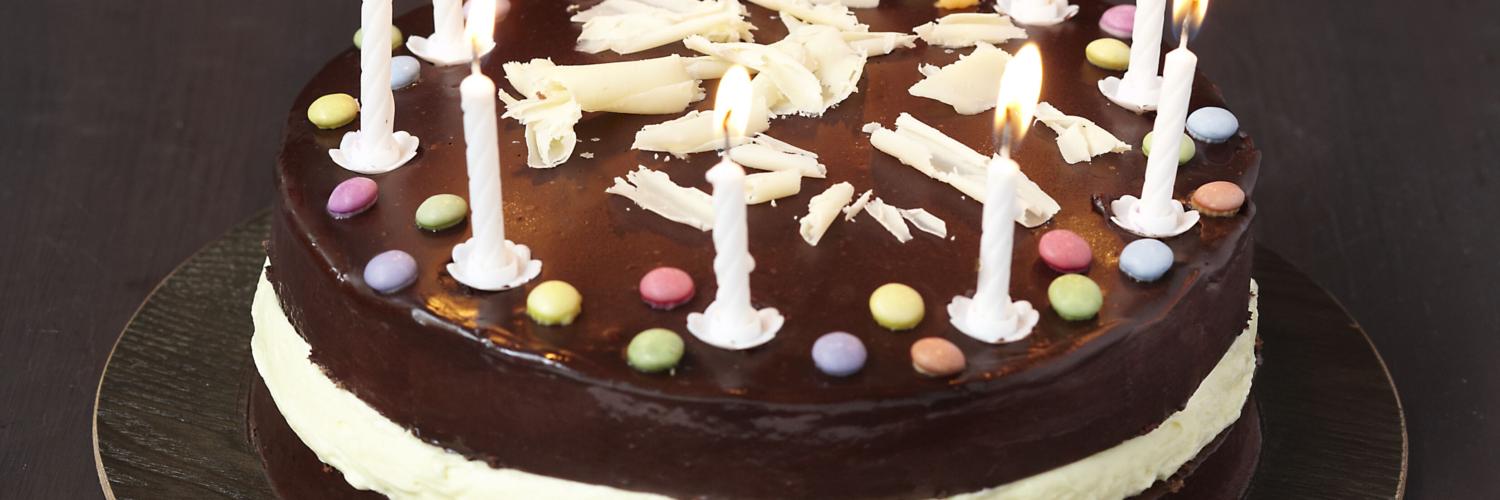 Gâteau d'anniversaire aux 2 chocolats et Smarties Gâteau d'anniversaire aux 2 chocolats et Smarties